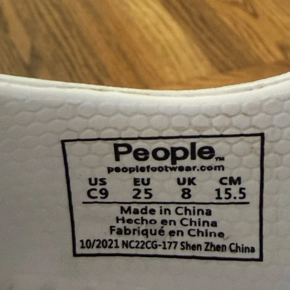 People Kid’s 9 Slip-On Sneakers Water Shoes Slip Resistant Iridescent White
